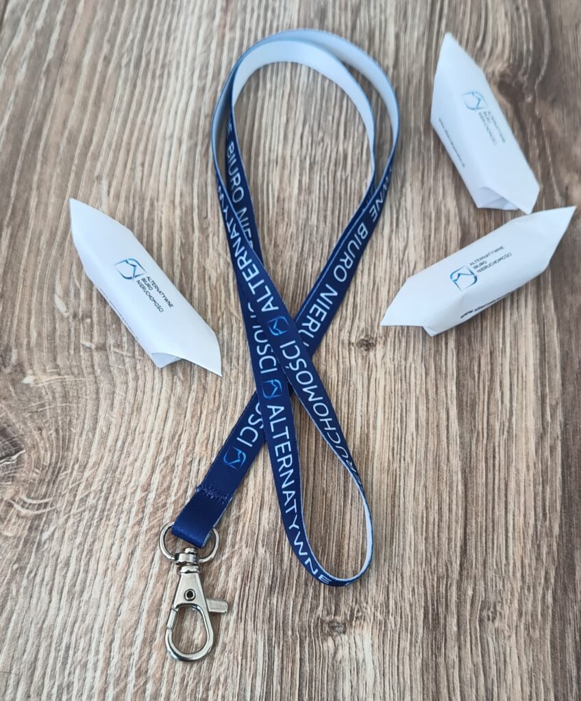 Gadżety reklamowe na stoisko targowe – smycz z logo i słodycze