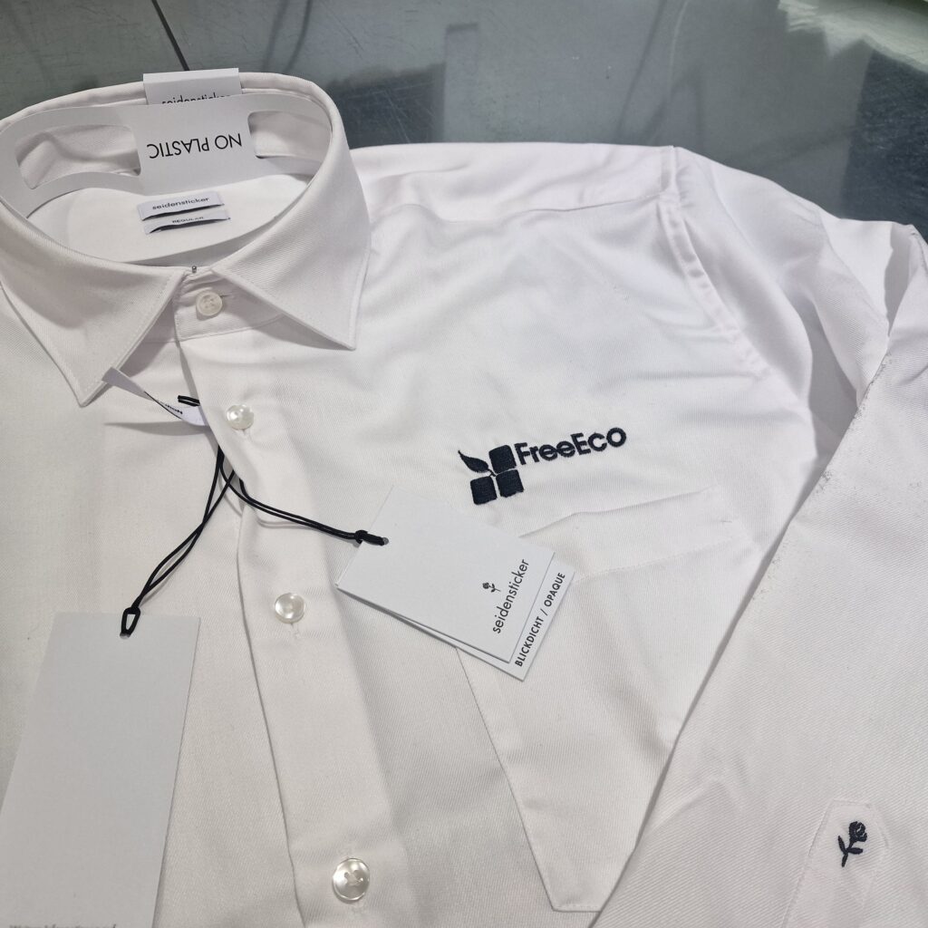 Biała koszula firmowa z haftowanym logo – elegancka odzież firmowa