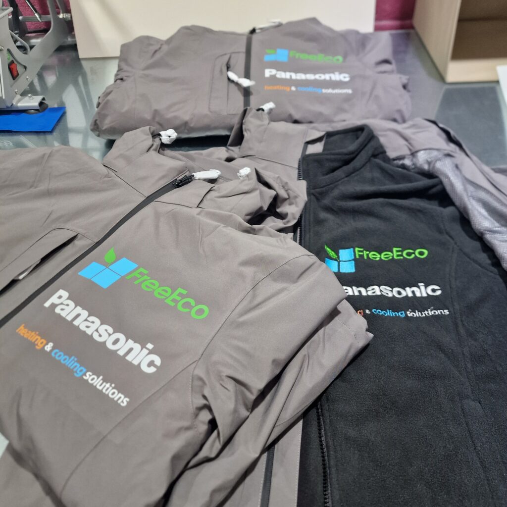 Odzież robocza i softshell z logo firmy – nadruki na odzieży firmowej