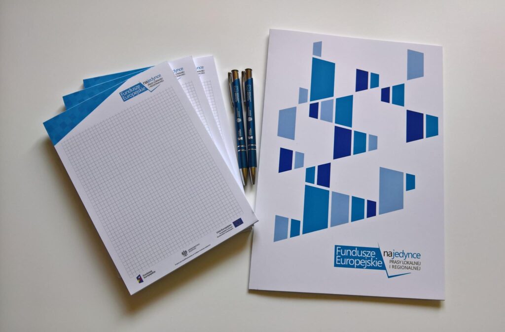 Materiały promocyjne na stoisko targowe – notesy i długopisy z logo