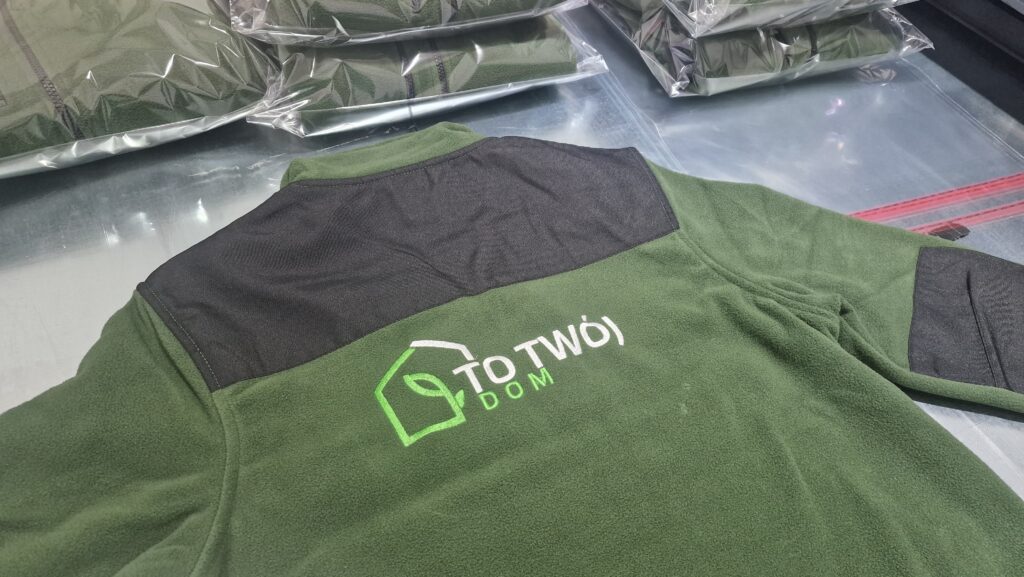 Zielony polar firmowy z nadrukiem logo – odzież firmowa z personalizacją